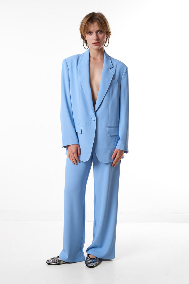 Light blue single-breasted blazer with notched lapels, front flap pockets and chest pocket detail