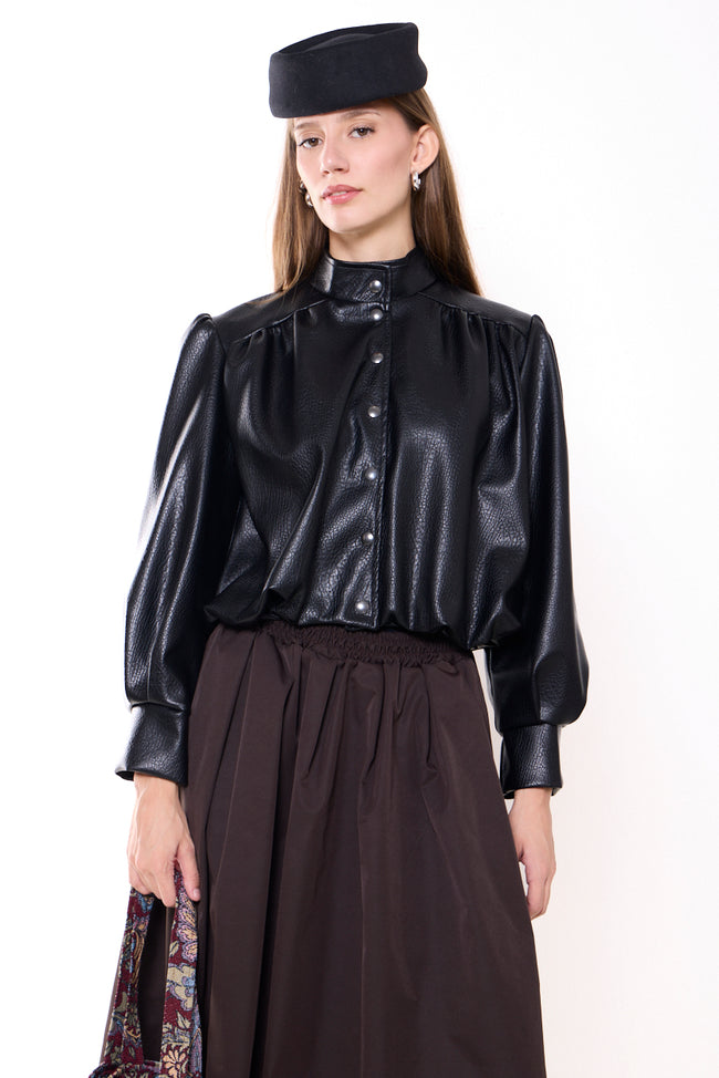 Chaqueta corta de piel sintética — negro; vista frontal
