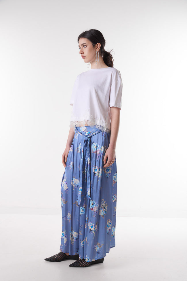 Light blue floral-print viscose maxi skirt with high waist, tie detail, soft pleats and side pockets, side view
