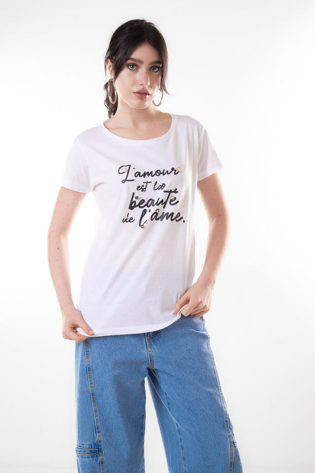 White cotton round-neck short-sleeve T-shirt with black L’amour est la beauté de l’âme script and decorative embellishment details