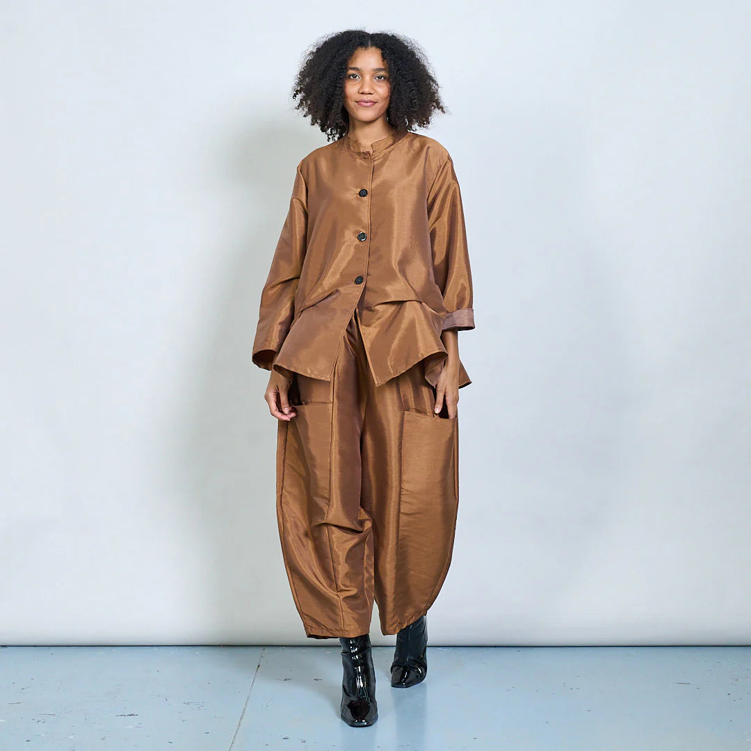 Model wearing a loose bronze satin outfit from Vintage, part of LEIVIP’s curated Italian fashion brands for wholesalers.