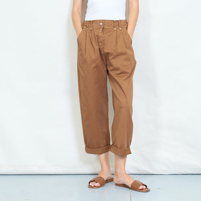 Camel cropped trousers with front pleats, side pockets and turned-up hems.