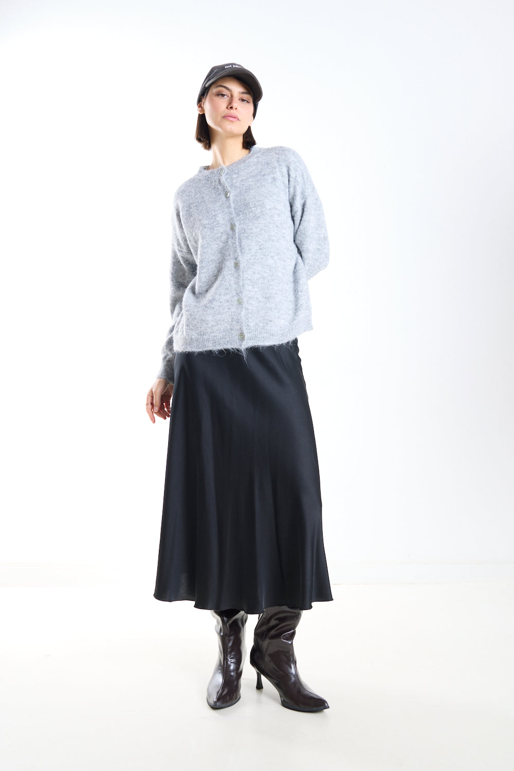 Cárdigan gris oversize con cuello redondo y botones.