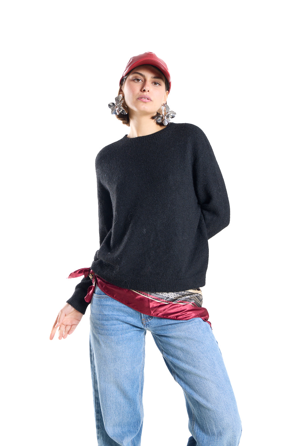 Jersey negro con cuello redondo.