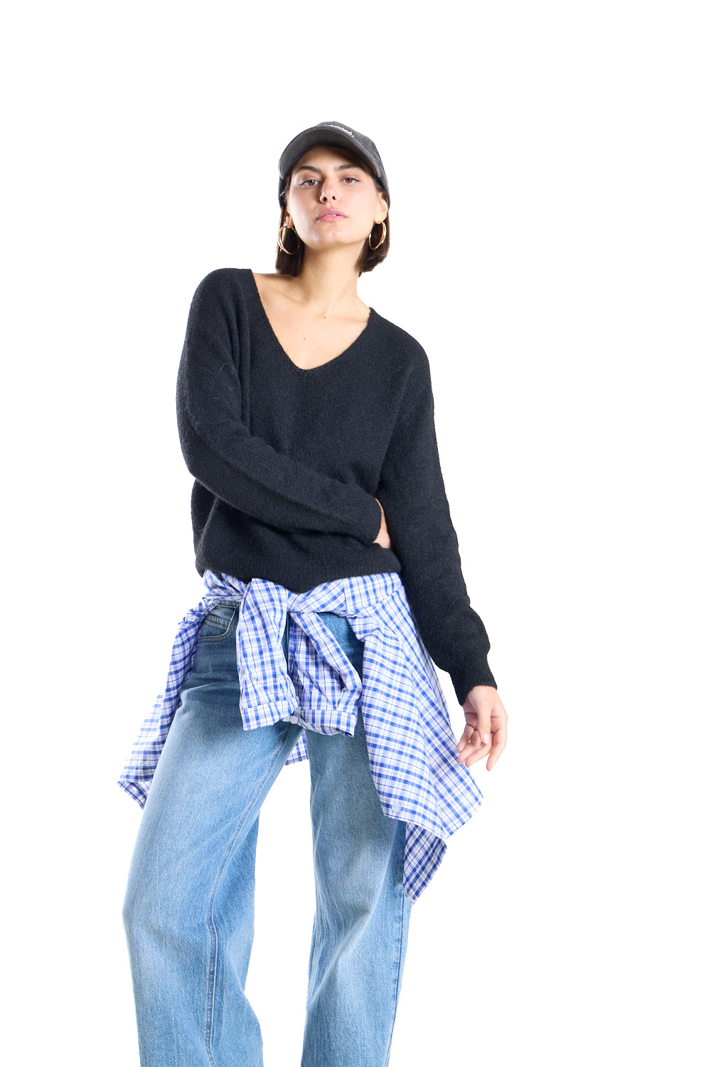 Jersey negro con cuello en pico ancho.