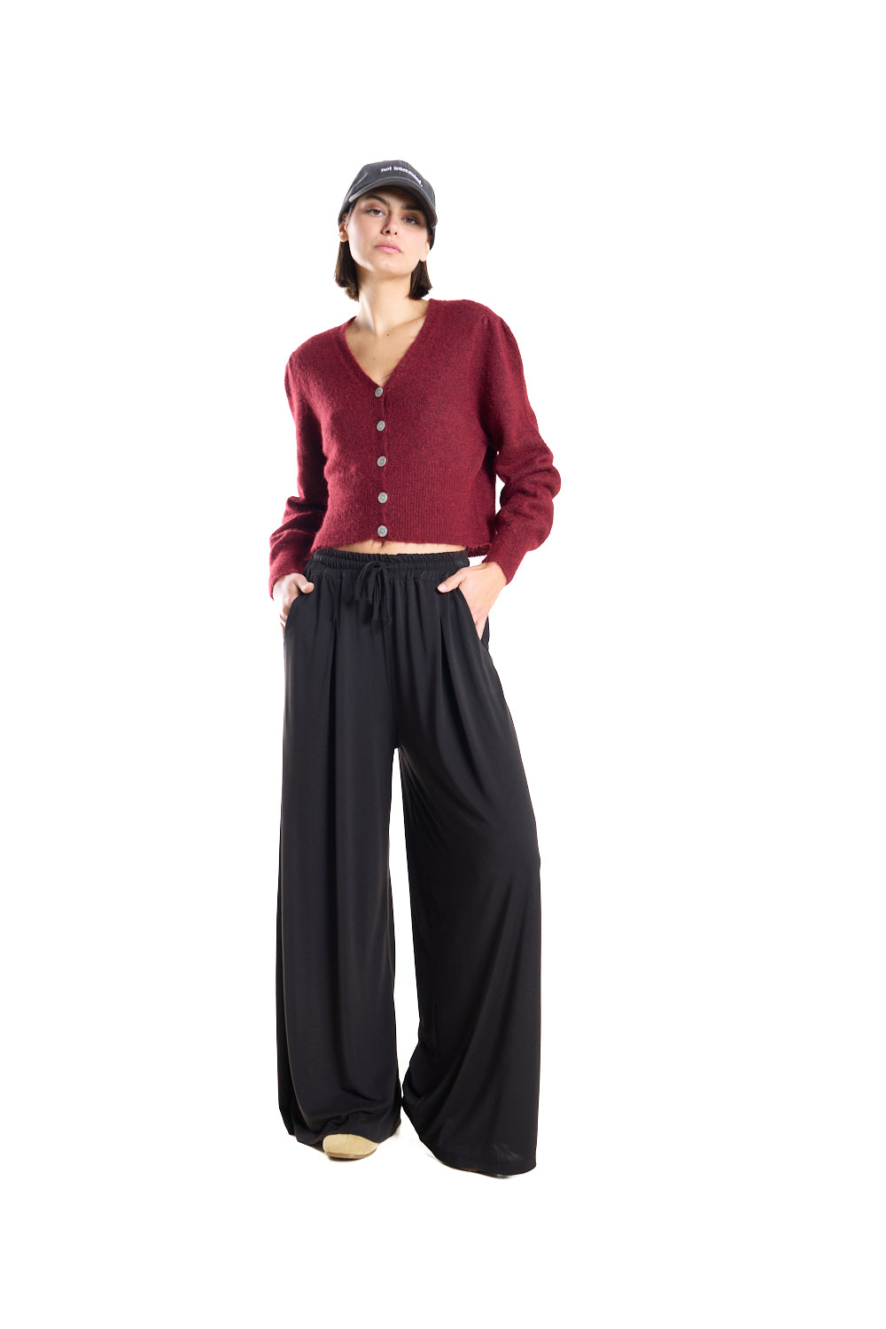 Pantalones palazzo negros con cordón en la cintura.