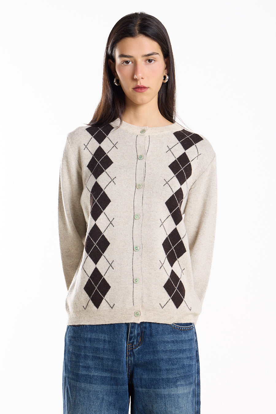 Smėlio spalvos argyle megztinis.