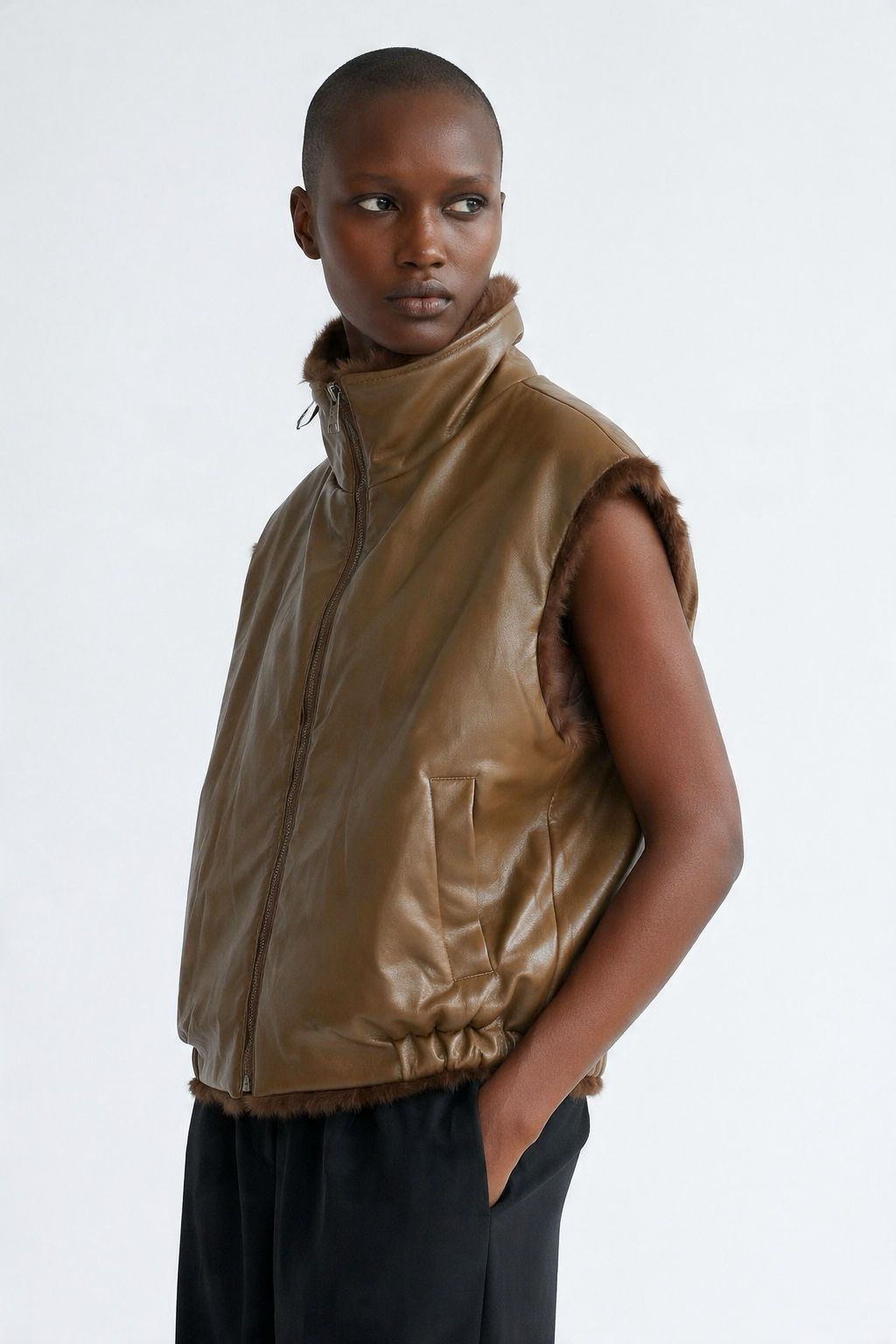 Gilet reversibile con cerniera in ecopelle e pelliccia all'ingrosso - immagine 1