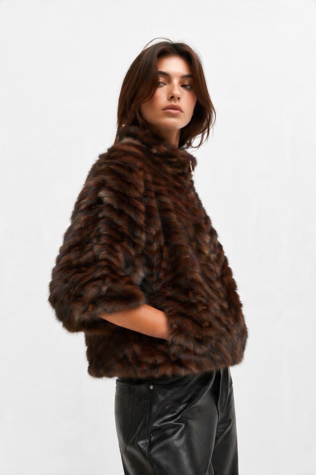 Gestreifte Jacke aus Kunstpelz mit Cape-Ärmeln im Großhandel - Bild 1